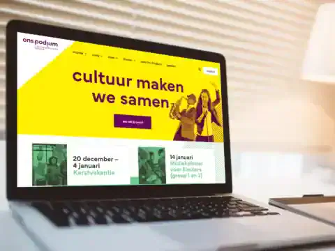 Impressie van homepage Ons Podium op een scherm.