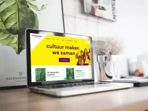 Impressie van homepage Ons Podium op een scherm.