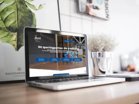 Impressie van homepage Aame adviseurs op een scherm.
