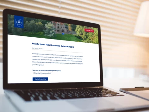 Impressie van homepage IVA Business School op een scherm.