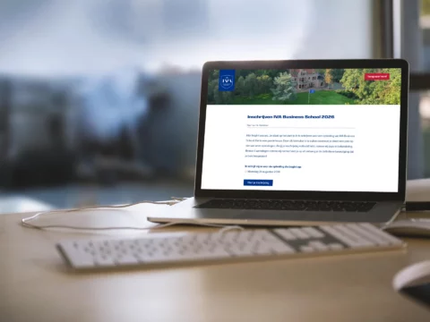 Impressie van homepage IVA Business School op een scherm.