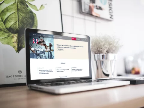 Impressie van homepage NVvR op een scherm.