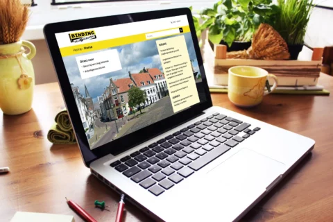 Impressie van homepage Stichting Binding op een scherm.