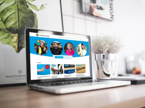 Impressie van homepage Vrijwilligerscentrale Arnhem op een scherm.