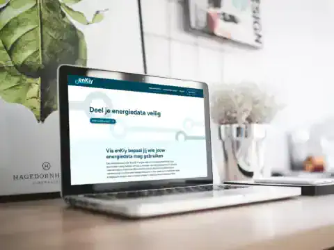 Impressie van homepage enKiy op een scherm.