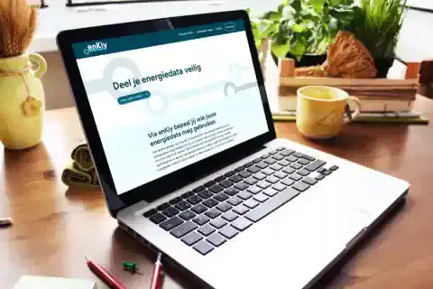 Impressie van homepage enKiy op een scherm.