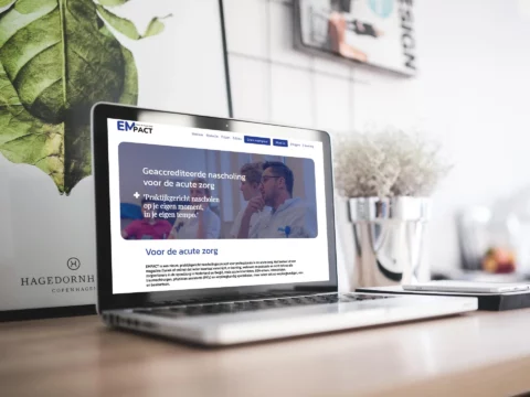 Impressie van homepage EMPACT voor de acute zorg op een scherm.