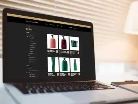 Impressie van homepage Headmasters op een scherm.