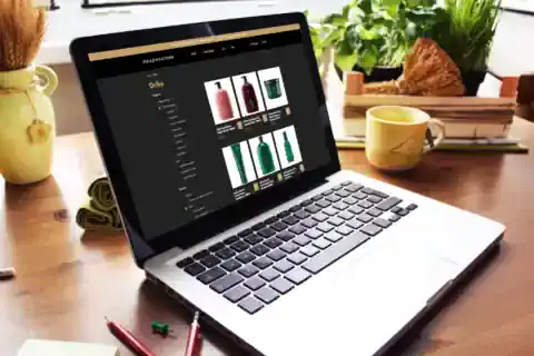 Impressie van homepage Headmasters op een scherm.