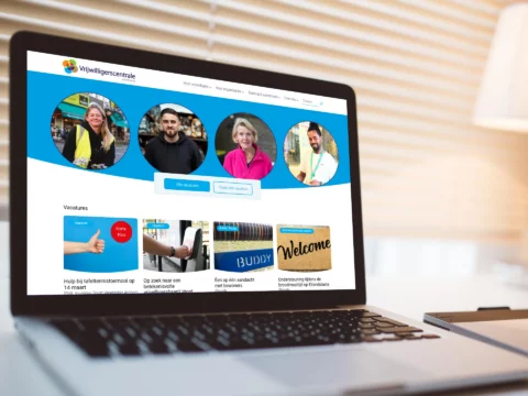 Impressie van homepage Vrijwilligerscentrale Arnhem op een scherm.